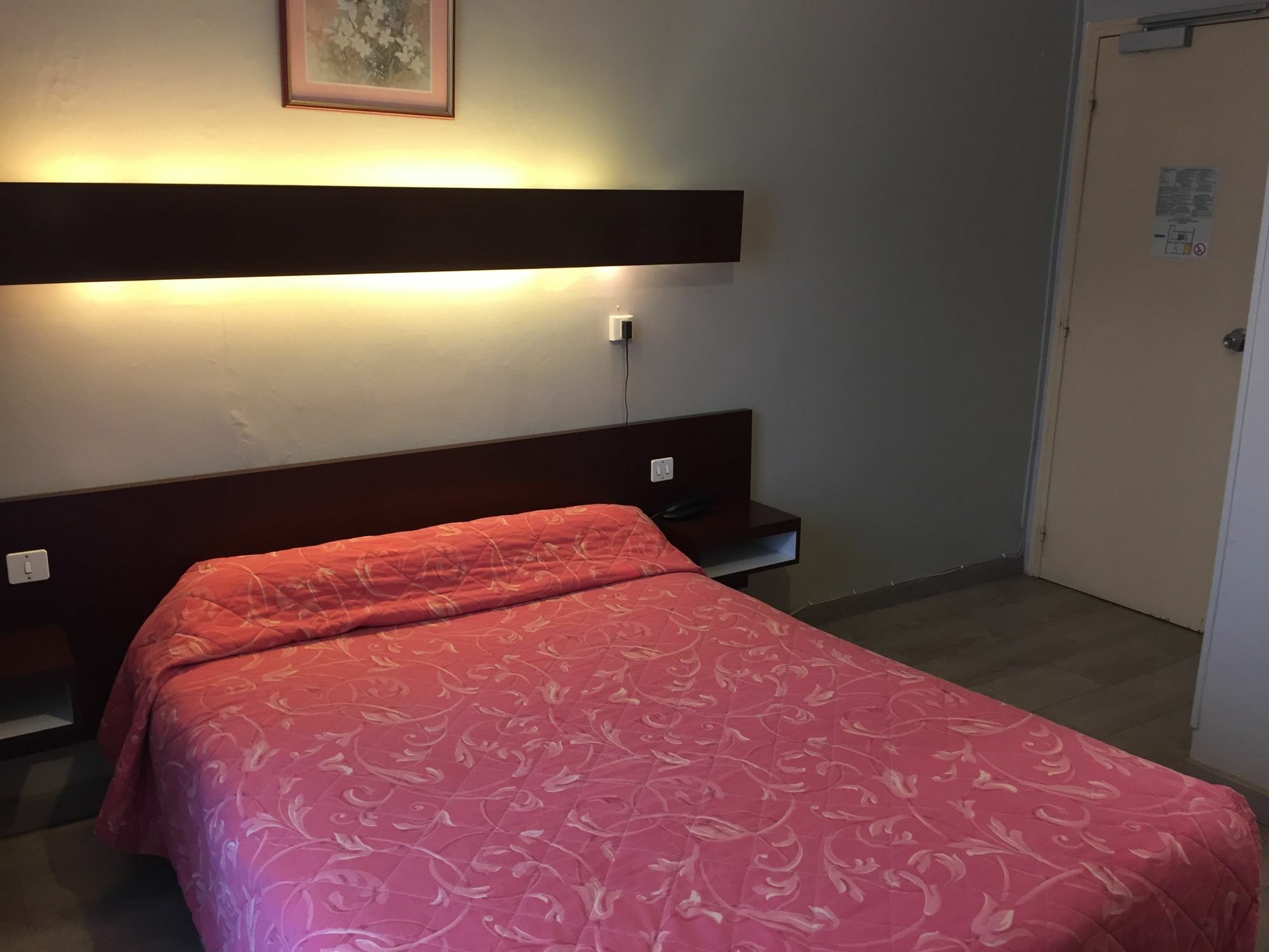 Hotel Des Pyrenees - Entre Bastille Et Nation Paris Ngoại thất bức ảnh